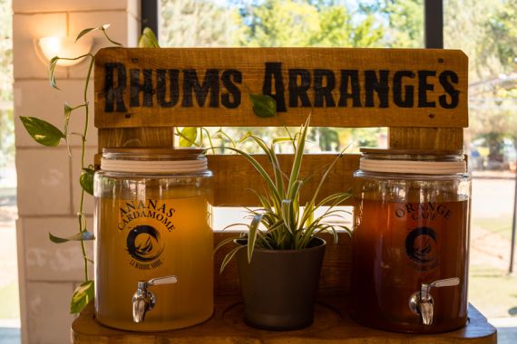deux distributeurs de 5 litres en verre et robinet inox lors d'un mariage