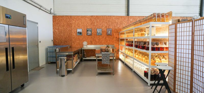 vue sur l'atelier de la rhumerie La Marque Noire